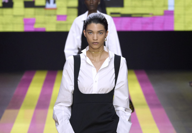 «Not Her»: Το άκρως φεμινιστικό show SS'24 της Maria Grazia Chiuri για τον Dior