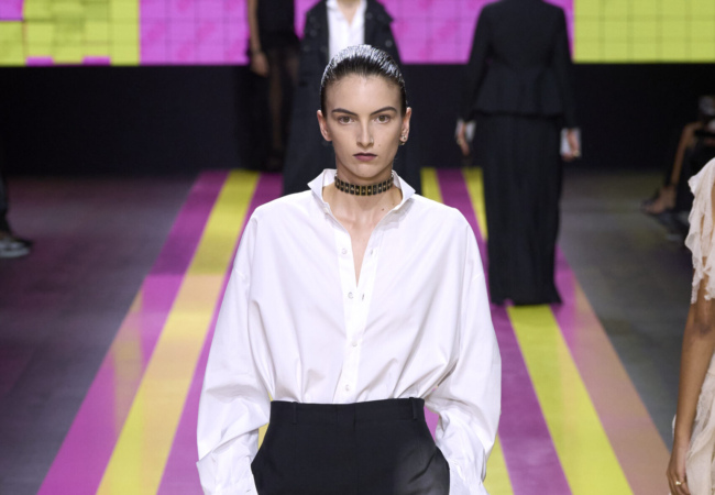 «Not Her»: Το άκρως φεμινιστικό show SS'24 της Maria Grazia Chiuri για τον Dior
