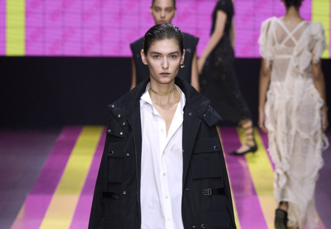 «Not Her»: Το άκρως φεμινιστικό show SS'24 της Maria Grazia Chiuri για τον Dior