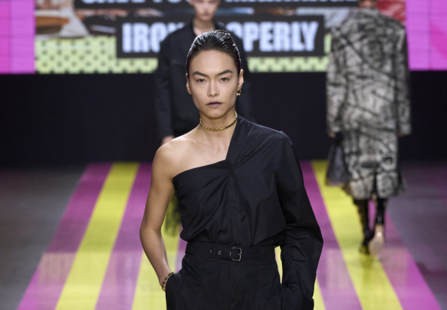 «Not Her»: Το άκρως φεμινιστικό show SS'24 της Maria Grazia Chiuri για τον Dior