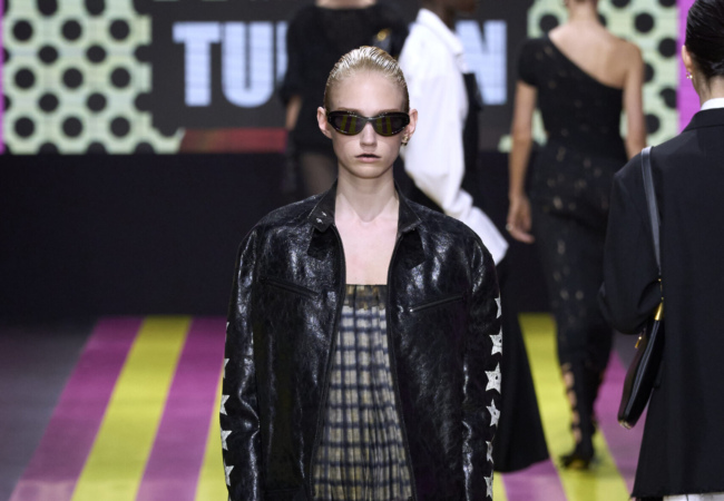 «Not her»: Το άκρως φεμινιστικό show SS'24 της Maria Grazia Chiuri για τον Dior