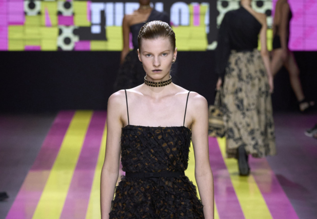 «Not Her»: Το άκρως φεμινιστικό show SS'24 της Maria Grazia Chiuri για τον Dior