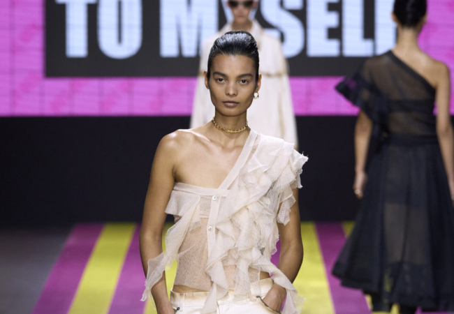 «Not Her»: Το άκρως φεμινιστικό show SS'24 της Maria Grazia Chiuri για τον Dior