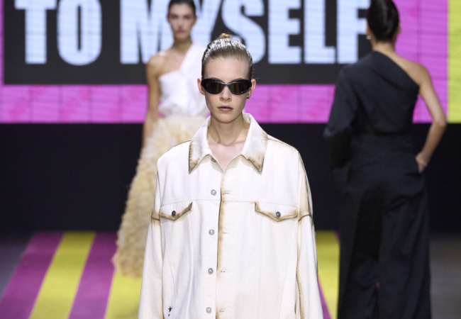 «Not Her»: Το άκρως φεμινιστικό show SS'24 της Maria Grazia Chiuri για τον Dior