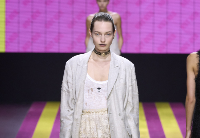 «Not her»: Το άκρως φεμινιστικό show SS'24 της Maria Grazia Chiuri για τον Dior