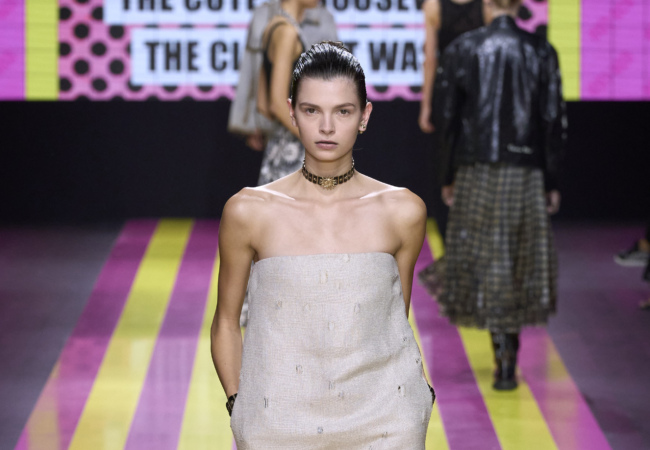 «Not Her»: Το άκρως φεμινιστικό show SS'24 της Maria Grazia Chiuri για τον Dior