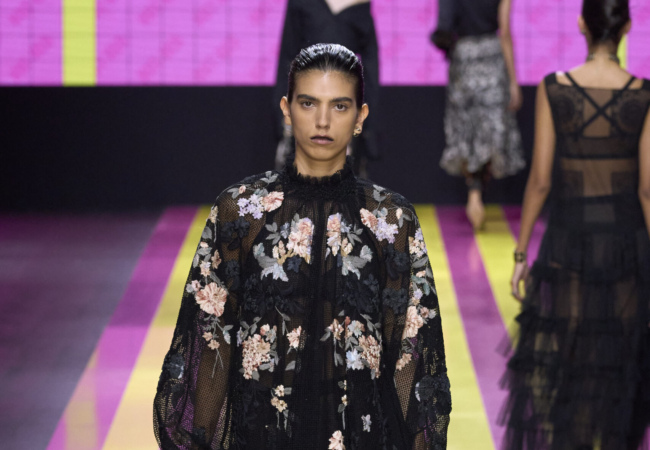 «Not Her»: Το άκρως φεμινιστικό show SS'24 της Maria Grazia Chiuri για τον Dior