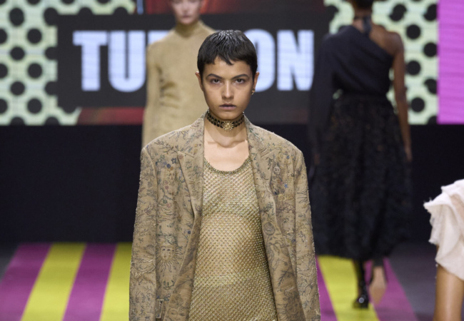 «Not Her»: Το άκρως φεμινιστικό show SS'24 της Maria Grazia Chiuri για τον Dior