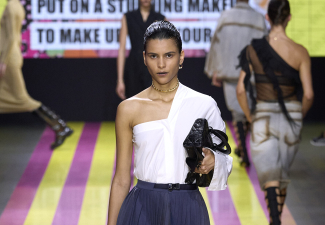 «Not Her»: Το άκρως φεμινιστικό show SS'24 της Maria Grazia Chiuri για τον Dior