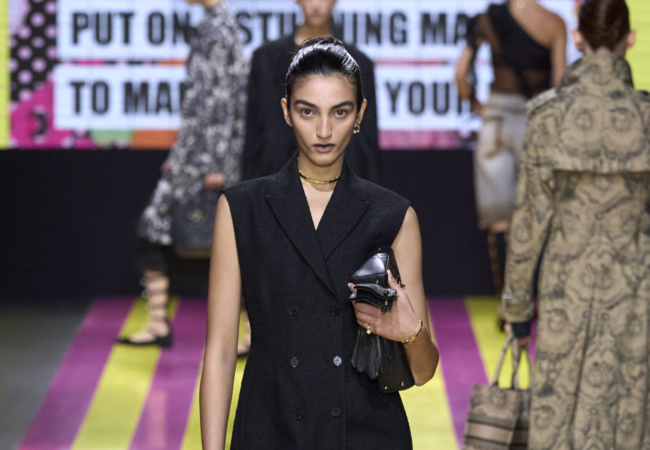 «Not Her»: Το άκρως φεμινιστικό show SS'24 της Maria Grazia Chiuri για τον Dior