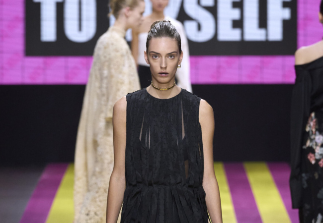 «Not her»: Το άκρως φεμινιστικό show SS'24 της Maria Grazia Chiuri για τον Dior