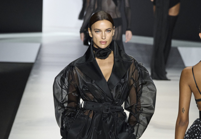 Οι Dolce & Gabbana αποτύπωσαν τον ορισμό της σαγηνευτικής γυναίκας στο show SS'24