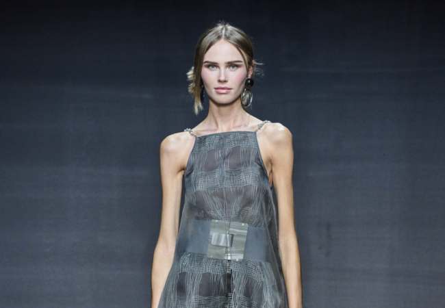 Emporio Armani SS'24: Μια λαμπερή και με ανάλαφρα υφάσματα επίδειξη
