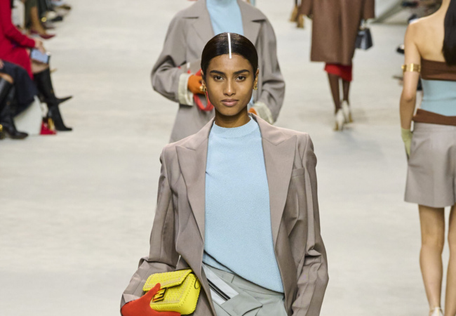 Το show SS24 του οίκου Fendi είχε κομψά, εκλεπτυσμένα σχήματα και colorblocking