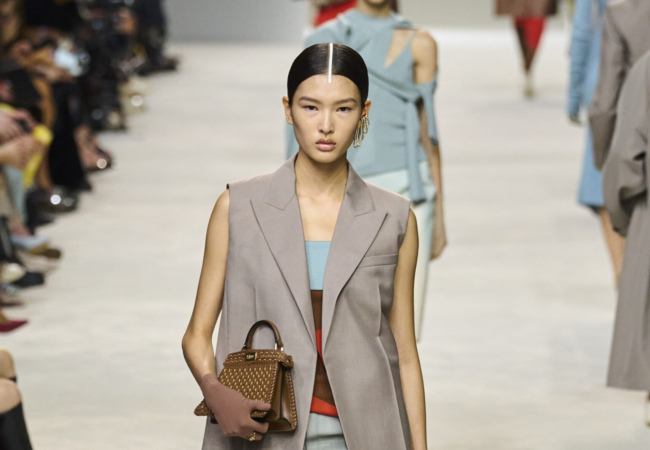 Το show SS24 του οίκου Fendi είχε κομψά, εκλεπτυσμένα σχήματα και colorblocking