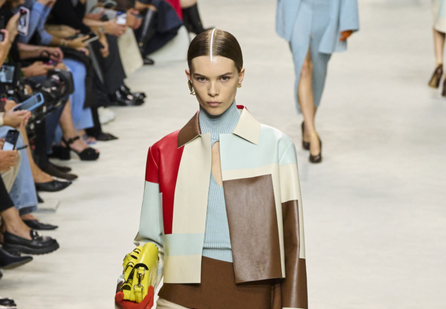 Το show SS24 του οίκου Fendi είχε κομψά, εκλεπτυσμένα σχήματα και colorblocking