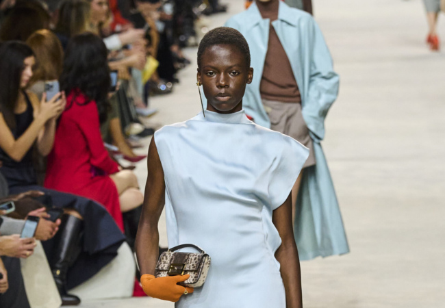 Το show SS24 του οίκου Fendi είχε κομψά, εκλεπτυσμένα σχήματα και colorblocking