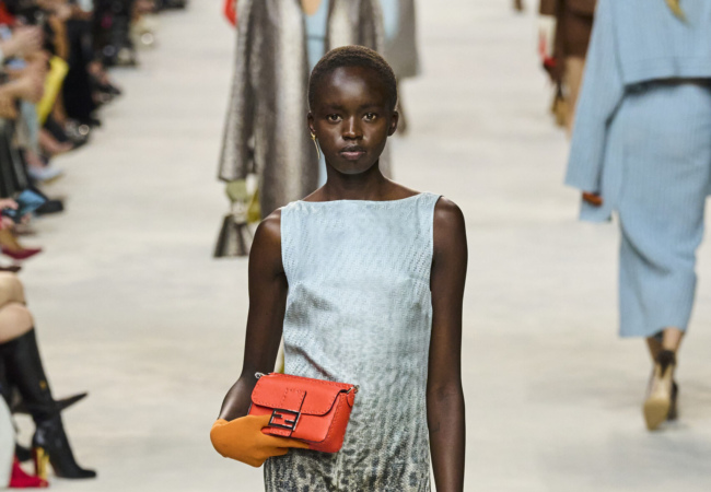 Το show SS24 του οίκου Fendi είχε κομψά, εκλεπτυσμένα σχήματα και colorblocking