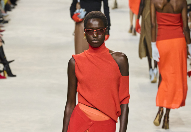 Το show SS24 του οίκου Fendi είχε κομψά, εκλεπτυσμένα σχήματα και colorblocking