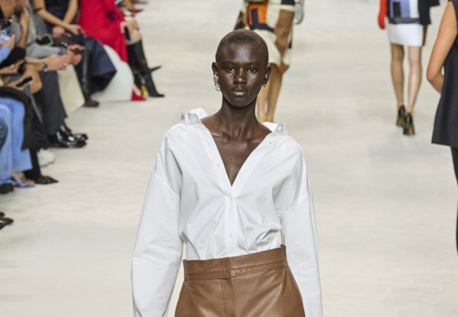 Το show SS24 του οίκου Fendi είχε κομψά, εκλεπτυσμένα σχήματα και colorblocking