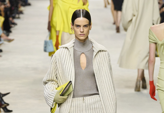 Το show SS24 του οίκου Fendi είχε κομψά, εκλεπτυσμένα σχήματα και colorblocking