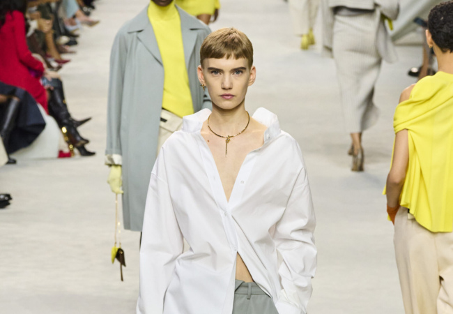 Το show SS24 του οίκου Fendi είχε κομψά, εκλεπτυσμένα σχήματα και colorblocking