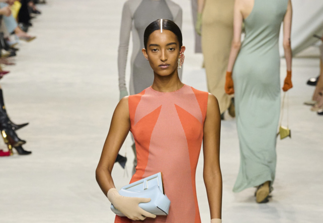 Το show SS24 του οίκου Fendi είχε κομψά, εκλεπτυσμένα σχήματα και colorblocking