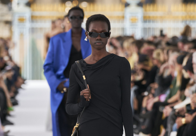 Η ανοιξιάτικη συλλογή '24 του Givenchy είχε ως κύριο μοτίβο τα αποδομημένα λουλούδια