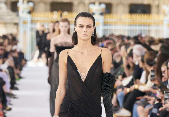 Η ανοιξιάτικη συλλογή '24 του Givenchy είχε ως κύριο μοτίβο τα αποδομημένα λουλούδια