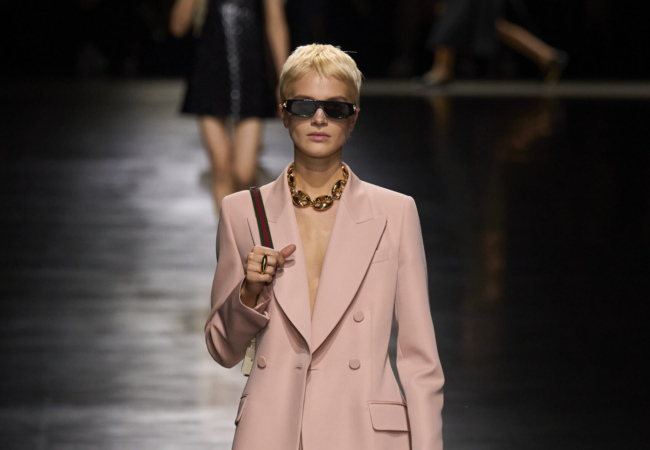 Ο Gucci βρίσκει ξανά την παλιά του αίγλη με τον Sabato De Sarno να σέβεται την κληρονομιά του οίκου