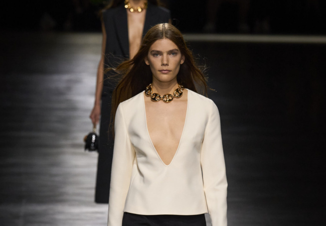 Ο Gucci βρίσκει ξανά την παλιά του αίγλη με τον Sabato De Sarno να σέβεται την κληρονομιά του οίκου