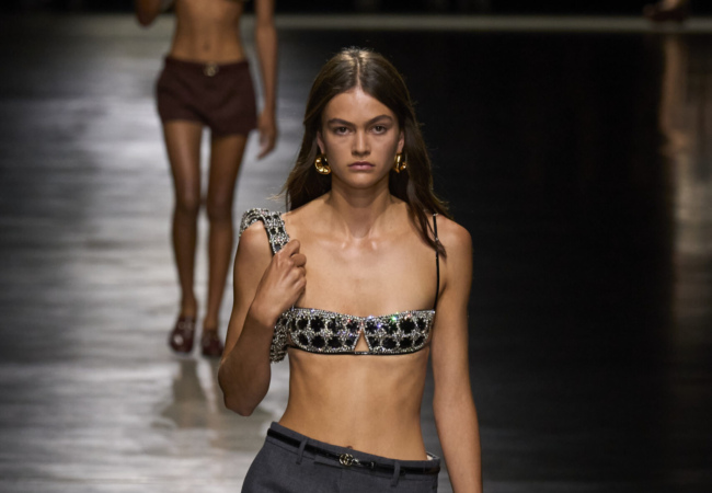Ο Gucci βρίσκει ξανά την παλιά του αίγλη με τον Sabato De Sarno να σέβεται την κληρονομιά του οίκου