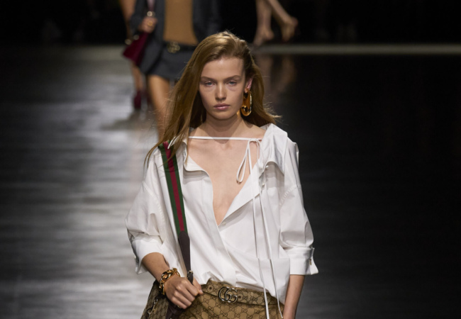 Ο Gucci βρίσκει ξανά την παλιά του αίγλη με τον Sabato De Sarno να σέβεται την κληρονομιά του οίκου