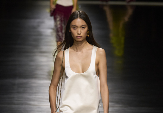Ο Gucci βρίσκει ξανά την παλιά του αίγλη με τον Sabato De Sarno να σέβεται την κληρονομιά του οίκου