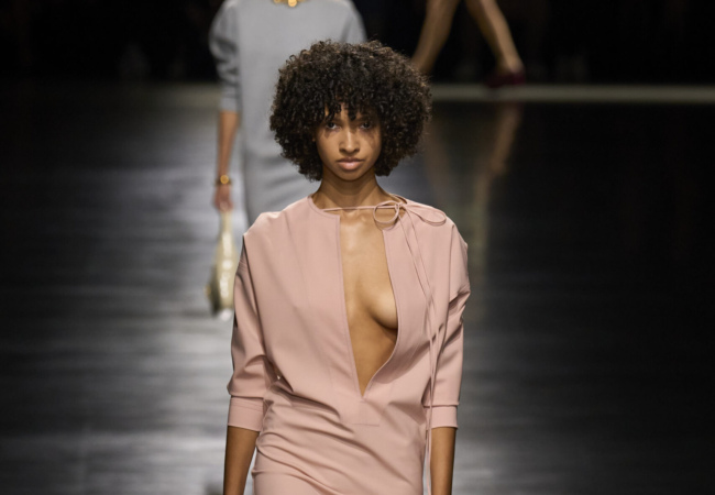 Normcore trend: Από τη Miu Miu μέχρι τον Gucci οι συλλογές SS'24 αποκτούν απλότητα και χρηστικότητα