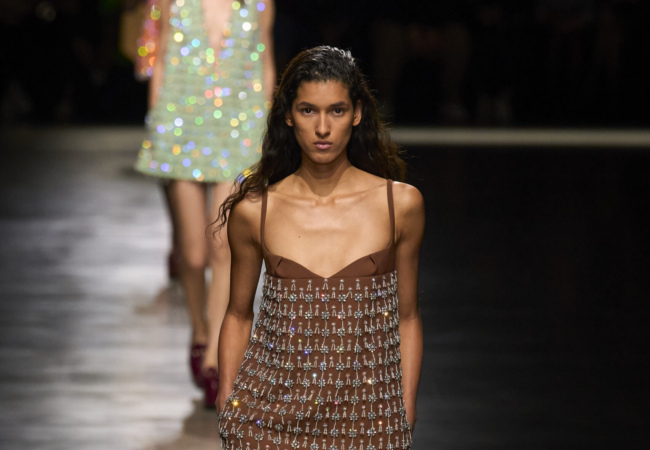 Ο Gucci βρίσκει ξανά την παλιά του αίγλη με τον Sabato De Sarno να σέβεται την κληρονομιά του οίκου