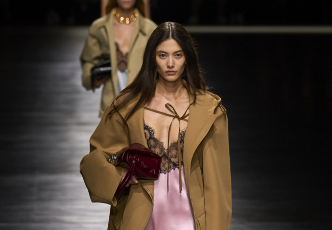 Ο Gucci βρίσκει ξανά την παλιά του αίγλη με τον Sabato De Sarno να σέβεται την κληρονομιά του οίκου