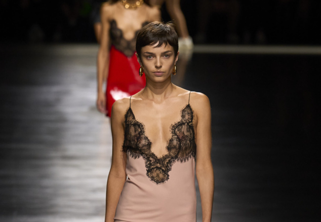 Ο Gucci βρίσκει ξανά την παλιά του αίγλη με τον Sabato De Sarno να σέβεται την κληρονομιά του οίκου
