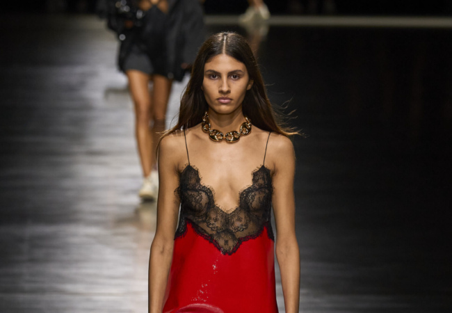 Ο Gucci βρίσκει ξανά την παλιά του αίγλη με τον Sabato De Sarno να σέβεται την κληρονομιά του οίκου
