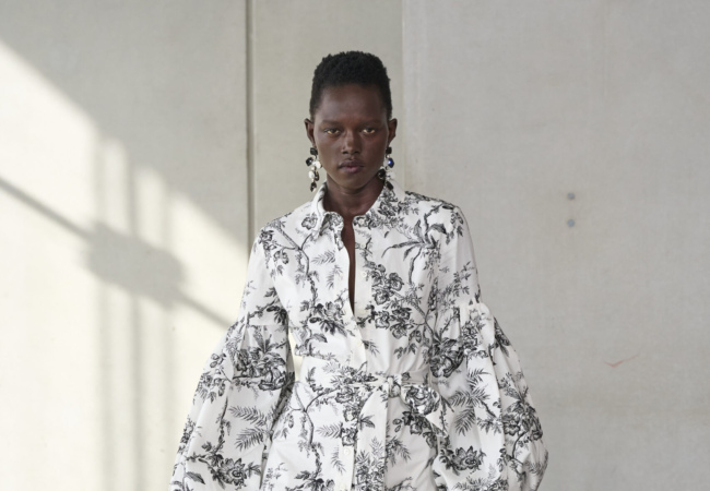 Η SS'24 της Carolina Herrera εμπνέεται από την αιώνια Αμερικανίδα μούσα Carolyn Bessette-Kennedy