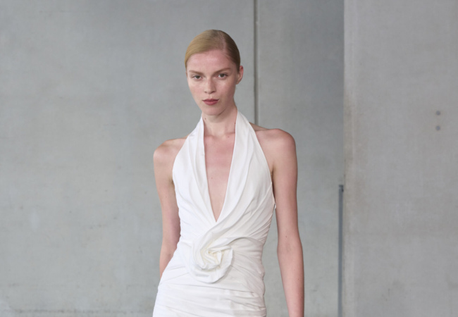 Η SS'24 της Carolina Herrera εμπνέεται από την αιώνια Αμερικανίδα μούσα Carolyn Bessette-Kennedy