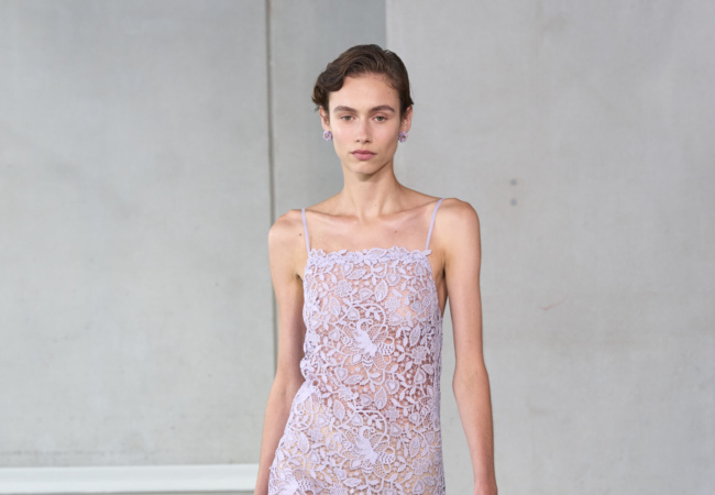 Η SS'24 της Carolina Herrera εμπνέεται από την αιώνια Αμερικανίδα μούσα Carolyn Bessette-Kennedy