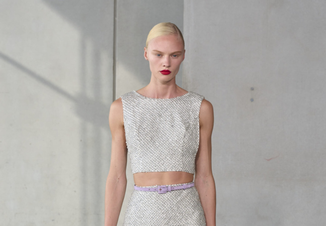 Η SS'24 της Carolina Herrera εμπνέεται από την αιώνια Αμερικανίδα μούσα Carolyn Bessette-Kennedy