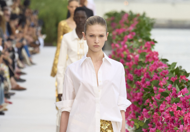 Ο Michael Kors γέμισε με βουκαμβίλιες το Brooklyn και μας μετέφερε νοερά στη Μεσόγειο των '60s