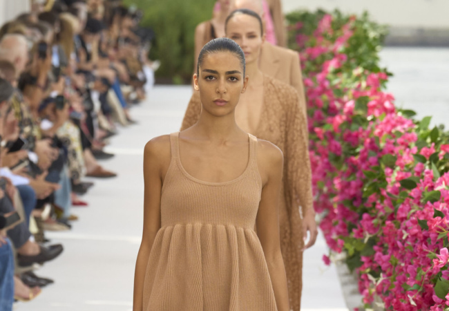Ο Michael Kors γέμισε με βουκαμβίλιες το Brooklyn και μας μετέφερε νοερά στη Μεσόγειο των '60s