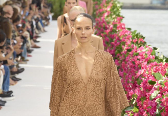 Ο Michael Kors γέμισε με βουκαμβίλιες το Brooklyn και μας μετέφερε νοερά στη Μεσόγειο των '60s