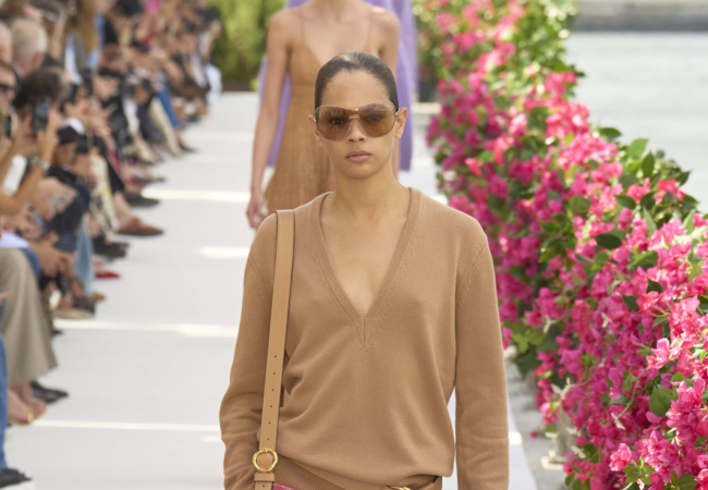 Ο Michael Kors γέμισε με βουκαμβίλιες το Brooklyn και μας μετέφερε νοερά στη Μεσόγειο των '60s