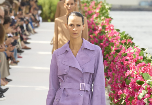 Ο Michael Kors γέμισε με βουκαμβίλιες το Brooklyn και μας μετέφερε νοερά στη Μεσόγειο των '60s
