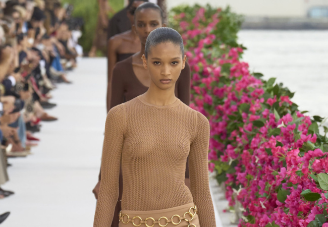 Ο Michael Kors γέμισε με βουκαμβίλιες το Brooklyn και μας μετέφερε νοερά στη Μεσόγειο των '60s