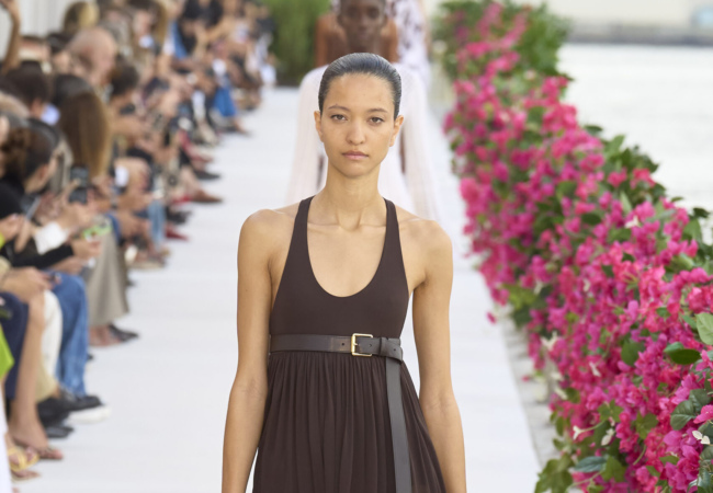 Ο Michael Kors γέμισε με βουκαμβίλιες το Brooklyn και μας μετέφερε νοερά στη Μεσόγειο των '60s
